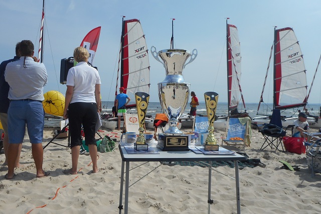 am Strand mit Pokale